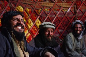 Wędrowni handlarze pochodzą najczęściej z Badachszanu lub okolic Kabulu. Tu pasztuńscy kupcy z oazy Parwan pod Kabulem.