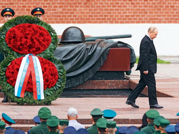 Władimir Putin przy Grobie Nieznanego Żołnierza w Ogrodzie Aleksandrowskim.