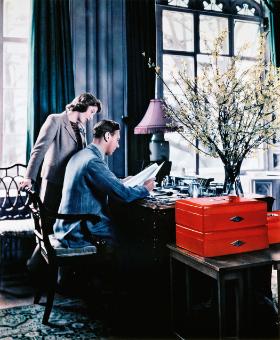 Z córką Elżbietą podczas pracy w zamku Windsor nad rządowymi dokumentami (dostarczanymi w widocznych na pierwszym planie czerwonych pudłach), 1942 r.