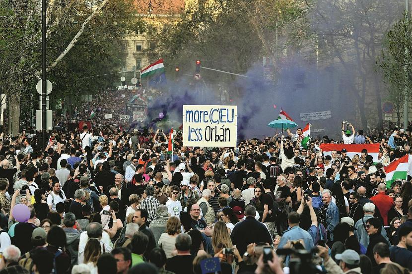Demonstracja przed parlamentem w Budapeszcie (14 kwietnia br.). Opozycja nie chce pogodzić się z wynikiem wyborów.