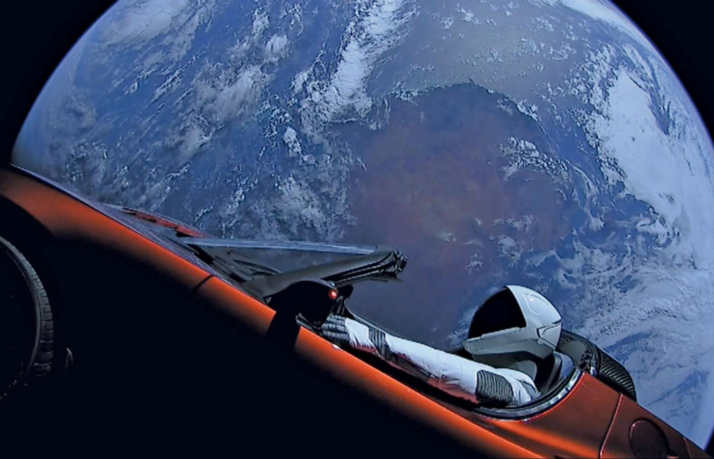 Od trzech lat po okołoziemskiej orbicie krąży czerwona Tesla Roadster, wysłana przez SpaceX. Za kierownicą siedzi „Starman” – manekin w stroju astronauty.