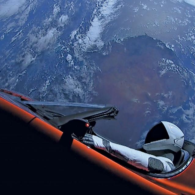 Od trzech lat po okołoziemskiej orbicie krąży czerwona Tesla Roadster, wysłana przez SpaceX. Za kierownicą siedzi „Starman” – manekin w stroju astronauty.