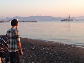 Grecka wyspa Kos. Łódź straży morskiej dobija do przystani z grupą około 100 migrantów uratowanych z biedałódek i pontonów płynących Morzem Egejskim z tureckiego półwyspu Bodrum.