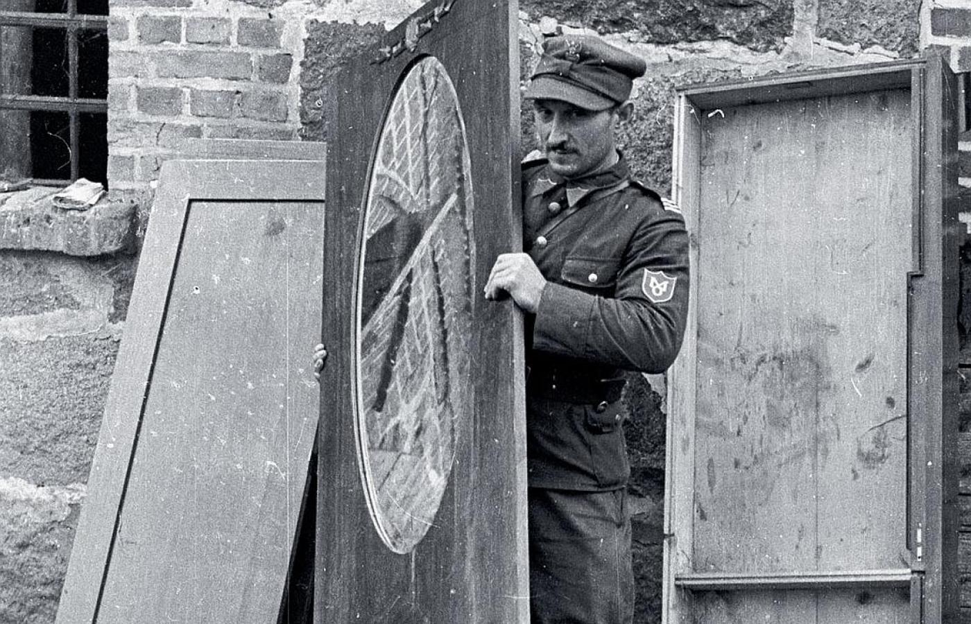 Konfiskata lustra pochodzącego z szabru, powiat sochaczewski, wrzesień 1947 r.