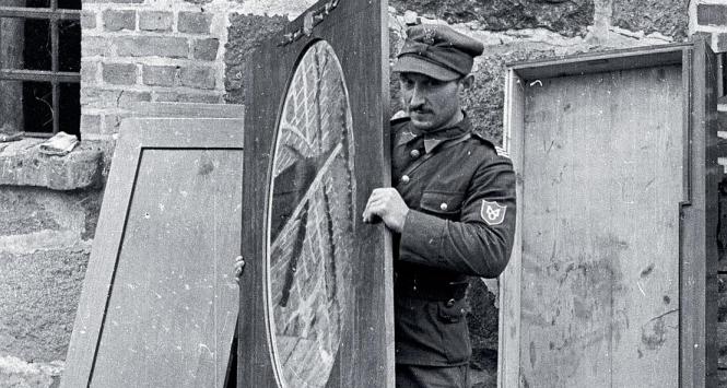 Konfiskata lustra pochodzącego z szabru, powiat sochaczewski, wrzesień 1947 r.