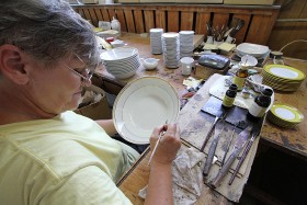 Malarnia, tu ręcznie nanosi się złote ozdoby.