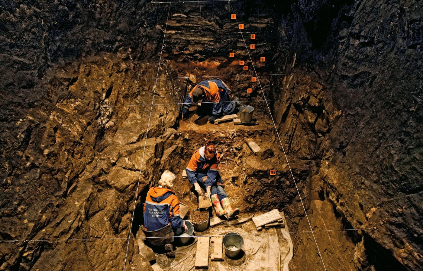 Archeolodzy w Jaskini Denisowej.