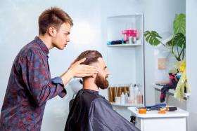 Jak grzyby po deszczu wyrastają barber shopy, męskie salony piękności, oferujące pełen wachlarz usług typu strzyżenie, golenie, trymowanie czy masaż.