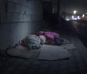 Ralia, 7 lat. Rahaf, 13 lat, Bejrut, LibanRodzeństwo śpi na ulicach Bejrutu. Pochodzą z Damaszku, ich matka i brat zginęli od uderzenia pocisku. Ralia, Rahaf i ich ojciec śpią na kartonach pod gołym niebem od roku. Chłopiec boi się „złych ludzi”, a dziewczynka na ich wspomnienie zaczyna płakać.
