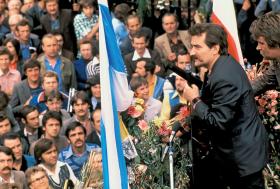 Lech Wałęsa 30 sierpnia 1981 r. przemawia do robotników Stoczni Gdańskiej.