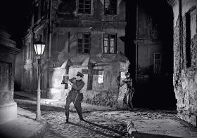 Okolice rynku wykorzystano w filmie „Ewa chce spać”.