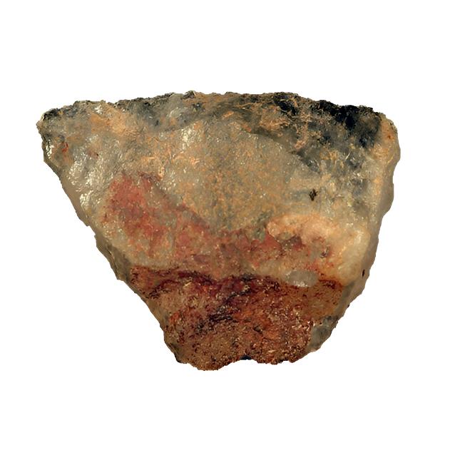 Grot strzały ze śladami związków organicznych.