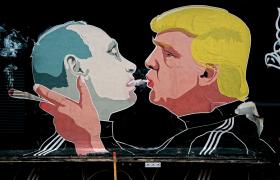 Mural na restauracji w Wilnie: Władimir Putin i Donald Trump jako palacze marihuany.
