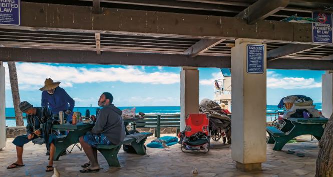 Hawaje, kojarzone jedynie z turystycznym rajem, też mają swoją specyficzną biedę. Na fot.: bezdomni przy plaży Waikiki.