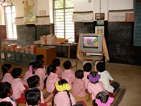 Do bogatszej, przychodzimy w mundurkach. Stroje szkolne. To kolejny pretekst do podróży przez świat.