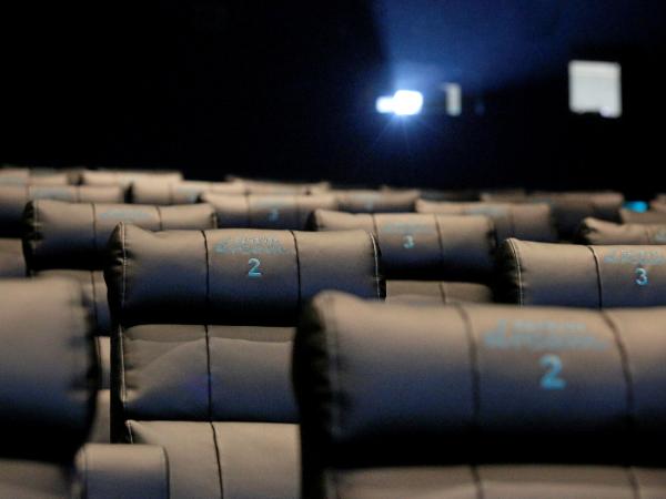 Sala kinowa z odstępami koniecznymi ze względu na ryzyko zakażenia koronawirusem