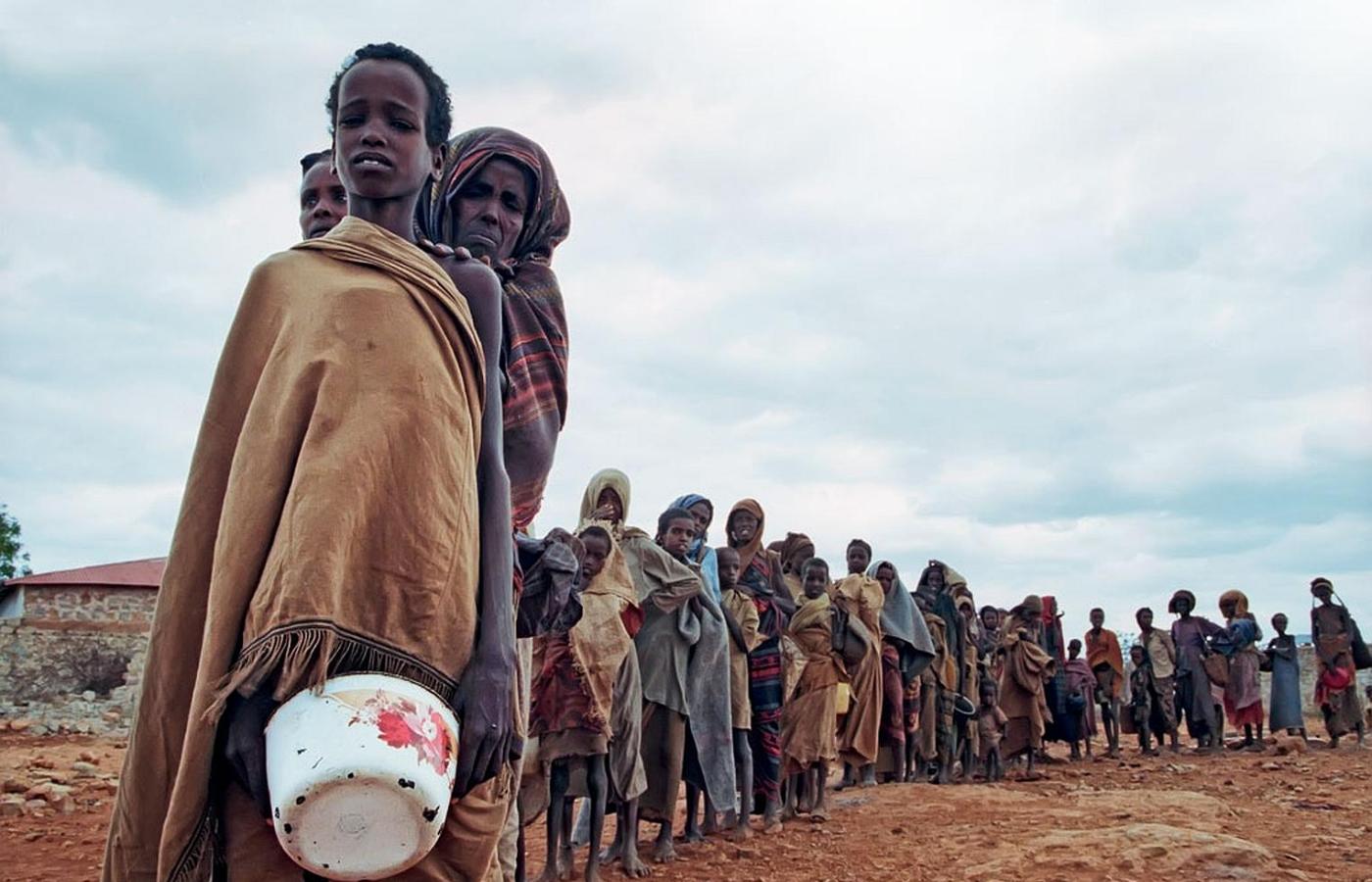 Ofiary głodu w kolejce po żywność w Baidoa w Somalii.