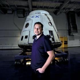 Elon Musk, twórca firmy SpaceX, chce wozić ludzi na Marsa.