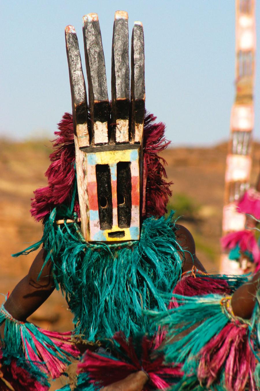 Tancerze z afrykańskiego plemienia Dogonów w tzw. wysokich maskach kanga.