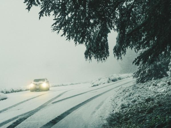 W sobotę zimowe warunki zapanują w całym kraju.  Można spodziewać się utrudnień na drogach. I nie będzie to wcale wina drogowców.