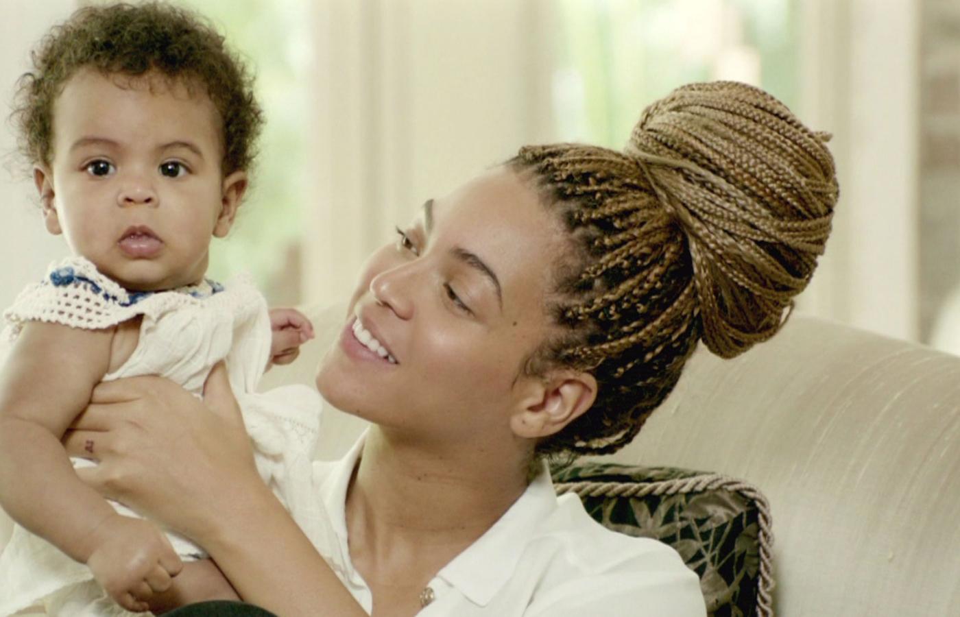 Beyoncé i jej mąż raper Jay-Z wkrótce po urodzinach córki, której dali wymyślone przez siebie imię Blue Ivy, złożyli wniosek do urzędu patentowego o zarejestrowanie imienia dziecka jako znaku towarowego.
