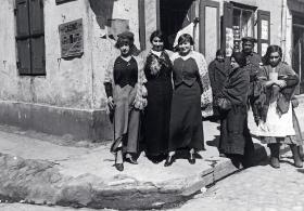 Fotografia w oryginale podpisana: „Damy z łódzkiego półświatka przesiedlone do Łowicza”, 1915 r.