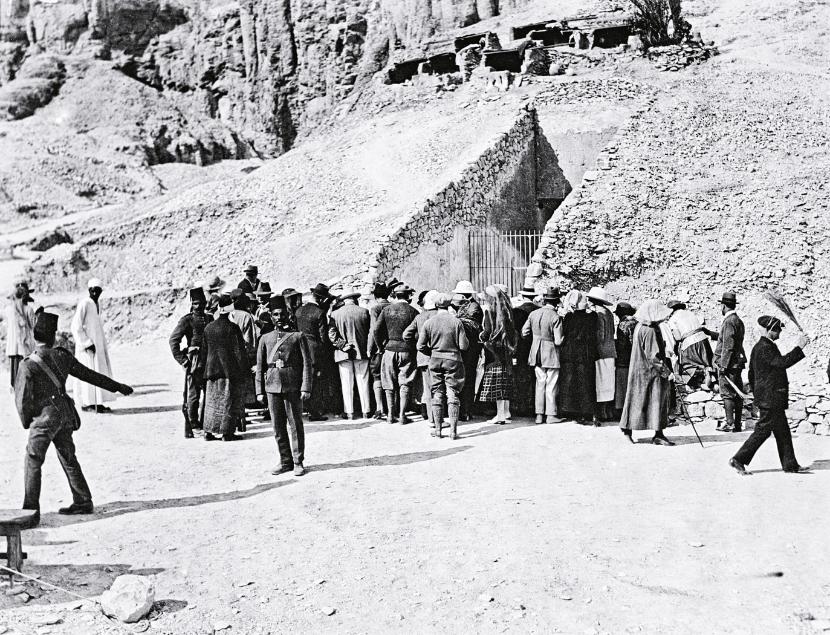 Otwarcie sarkofagu faraona Tutanchamona (też opisane w pierwszym numerze), którego grobowiec został znaleziony w 1922 r. przez Howarda Cartera w Dolinie Królów w Tebach.