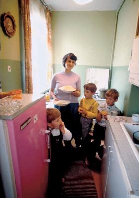 Danuta Wałęsowa z synami Jarkiem, Przemkiem i Sławkiem w mieszkaniu na Stogach podczas strajku w stoczni.