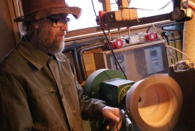 Do pracowni Ole Jakoba Nielsena prowadzą wąskie kamienne schodki, potem należy chwycić za kołatkę, a gdy drzwi zaczną skrzypieć, buchnie woń świeżej żywicy. Tu powstają jedyne na świecie lampy rzeźbione z farerskiego drewna.