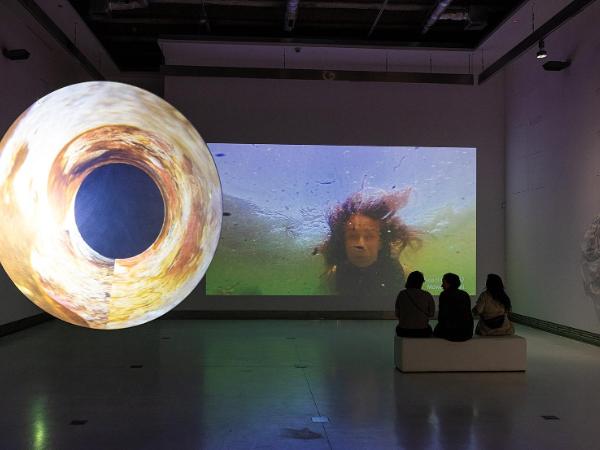 Bogna Burska, wystawa ODDYCHAJ