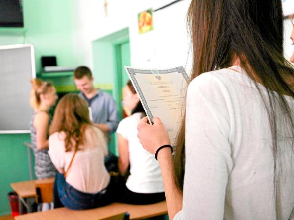 Maturzyści odbierają świadectwa maturalne.
