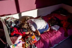 Gdy znów pojawia się rana na ciele, warto prześledzić drogę, która do tego doprowadziła, wyłuskać z zalewu codzienności te wszystkie kostki domina, które popychały się wzajemnie, i ponazywać je.