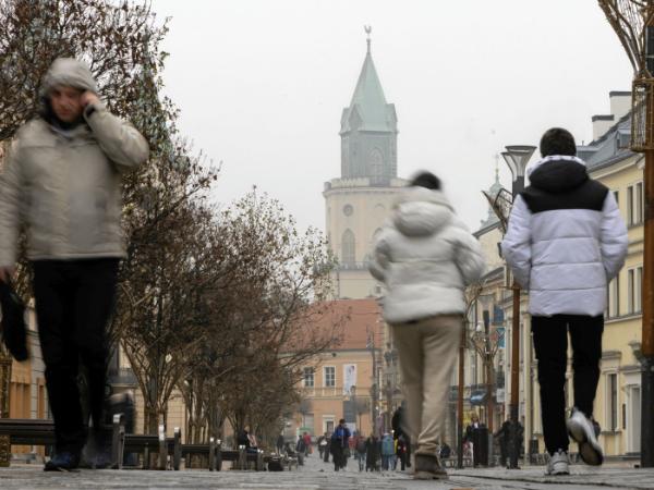 Czeka nas bardzo dynamiczna pogoda związana z przechodzeniem trzech układów niżowych. Spodziewane są obfite opady śniegu, a po nich znaczne ocieplenie.