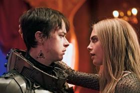 6. „Valerian i Miasto Tysiąca Planet”, reż. Luc Besson. Besson chciał w tym filmie z jednej strony zrealizować marzenie o ekranizacji kultowego francuskiego komiksu, z drugiej zaś wrócić do tego, co udało mu się w „Piątym elemencie”, a więc do kolorowego świata SF, do kosmicznej przygody na wielką skalę, efektownej, jednym słowem: rozrywkowej. I w jakimś stopniu udało się to osiągnąć, choć nie do końca. „Valerian” to film rozdarty między decyzje złe i dobre. Na przykład złą decyzją było obsadzenie w tytułowej roli Dane’a DeHaana, aktora świetnego, ale bez charyzmy młodego Harrisona Forda czy Chrisa Pratta (a taka była tu wymagana), świetną z kolei wybranie Cary Delevingne, by ożywiła postać Laureline – ona miała charyzmę, której jej koledze zabrakło. Podobnie dobrą decyzją było powierzenie Bessonowi stanowiska reżysera (w sumie sam je sobie powierzył), bo wizualnie „Valerian” oszałamia. Gorzej jednak ze scenariuszem – ten świat i ci bohaterowie zasługiwali na lepszą fabułę.