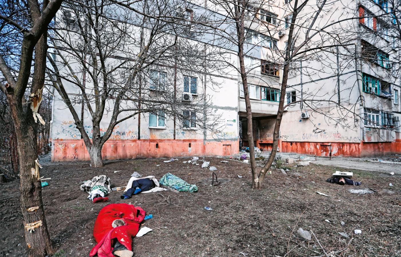 Ciała zabitych leżą na ulicach Mariupola. Nie ma komu i jak ich sprzątać, bo Rosjanie ciągle strzelają.