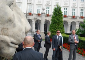 Zawiadomił o tym szef Kancelarii Prezydenta Jacek Michałowski (trzeci od lewej).