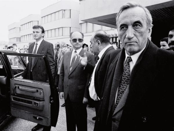 Premier Tadeusz Mazowiecki (pierwszy z prawej) i prezydent Wojciech Jaruzelski (w centrum) podczas wizyty w Czechosłowacji w kwietniu 1990 r.