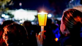 W wielu amerykańskich miastach odbyły się też nocne czuwania ze świecami.