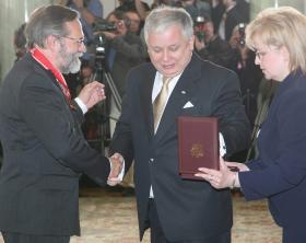 Ryszard Bugaj odbiera Krzyż Komandorski z Gwiazdą Orderu Odrodzenia Polski od prezydenta Lecha Kaczyńskiego, 3 maja 2007 r.