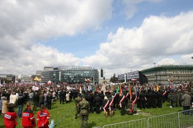 Na (ewentualne) kłopoty ze zdrowiem uczestników uroczystości - sztab z pogotowia ratunkowego.