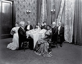 Mark Twain (pierwszy z lewej) podczas przyjęcia, 5 grudnia 1905 r.