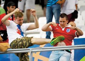 Policja rozpyliła gaz łzawiący, a zamieszki miały dalszy ciąg już na stadionie.