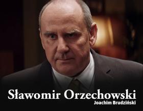 9. Sławomir Orzechowski jako Joachim „Jojo” Brudziński. Doczekaliśmy się debiutu tego, który przy tytułowym uchu Prezesa spędza najwięcej czasu, który z Prezesem jeździ na wakacje, który był w stanie namówić Prezesa na włożenie słynnej już biało-czerwonej foliowej peleryny/kurtki przeciwdeszczowej. Która zresztą, rzecz jasna, w „Uchu…” się pojawiła. Jojo w wersji serialowej kipi energią, potrafi Prezesa rozczulić, ale gdy spojrzy na Płaszczaka…