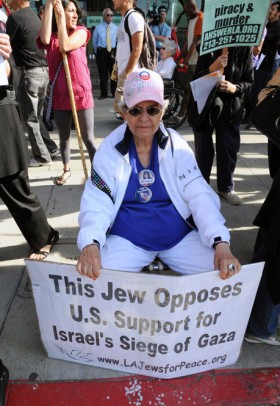 Los Angeles,  Bea Steelman przeciwko wpieraniu przez USA blokady Gazy.