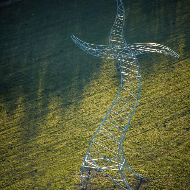 Oberhausen (Niemcy). Rzeźba o wysokości 35 m powstała nad brzegami rzeki Emscher. Nie podtrzymuje przewodów, lecz przypomina, jak można przekształcić pylony energetyczne.