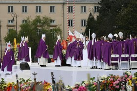 Arcybiskupi w drodze do ołtarza.