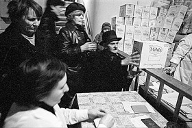 Do Polski zaczynają docierać pierwsze paczki z zagraniczną pomocą, ale  i tak nie wystarczy ich dla wszystkich.