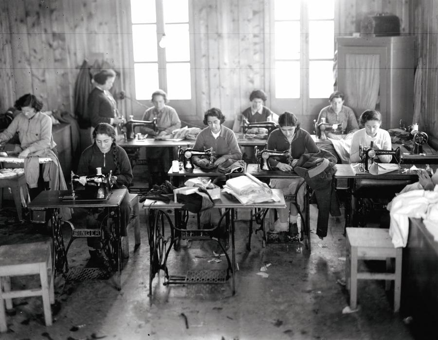 Młode ­kobiety uczą się zawodu szwaczki w kibucu Yagur, rok 1938.