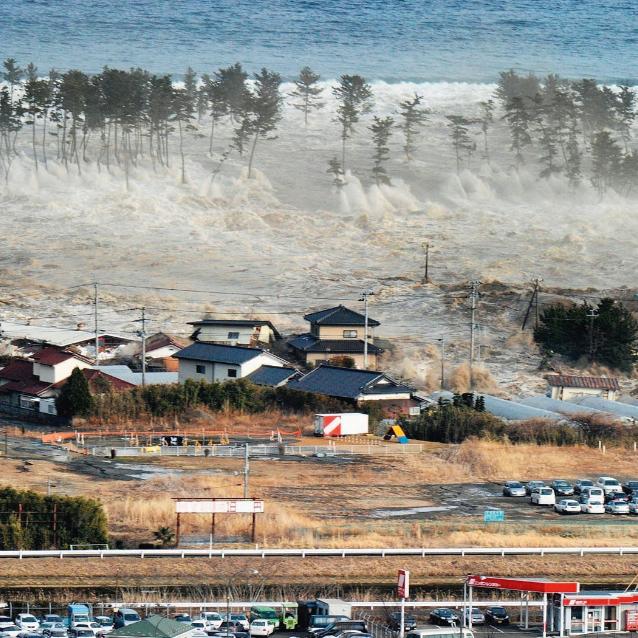 Tsunami uderza w pacyficzne wybrzeże japońskiej wyspy Honsiu (2011 r.). Żywioł zabił ok. 20 tys. ludzi.