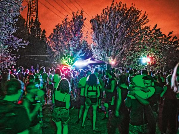 Nielegalna impreza plenerowa w berlińskiej dzielnicy Marzahn-Hellersdorf.